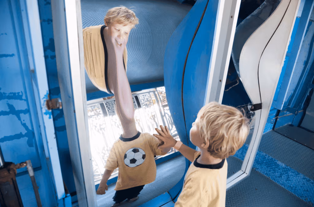 Illustration humoristique de la distorsion de l’image de soi, enfant devant un miroir déformant.