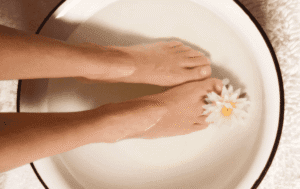 Bain de pieds pour détendre et assouplir la peau.