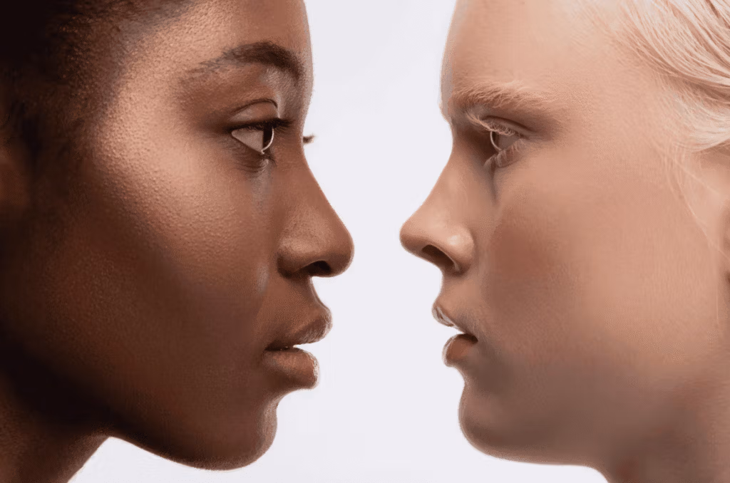Deux femmes face à face, illustrant des nuances chaudes et froides de couleur de peau, cheveux et yeux.