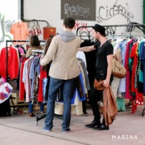 Hommes en train d'acheter des vêtements- Marina Milor