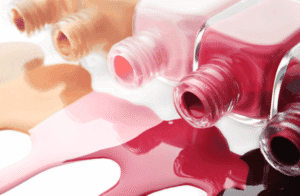 Différents vernis à ongles aux couleurs jaune, rose, bordeaux et prune, présentés côte à côte.