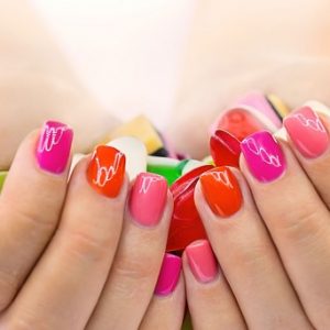 ongles vernis multicolores