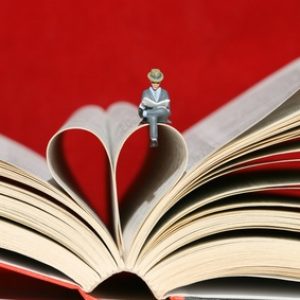 Livre ouvert avec des pages en forme de coeur
