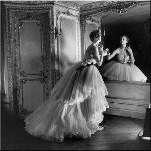 Femme en robe de bal se regardant dans le miroir_conseil en image_relooking