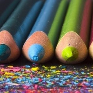 rangée de crayons de couleurs - blog