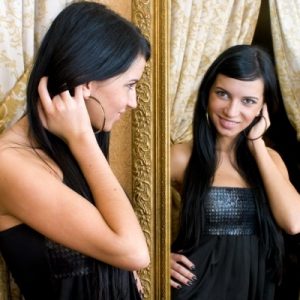Relooking ou conseil en image - femme brune se reflète dans un miroir