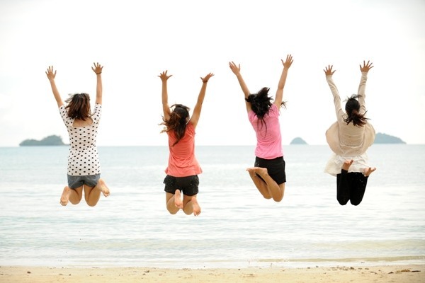 4 femmes sautant devant la mer epxrimant la confiance en soi