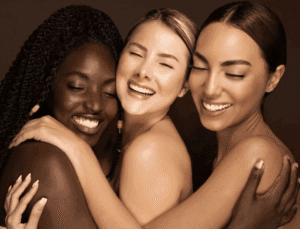 Trois femmes souriantes partageant un moment de joie.