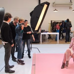 Pascale pose pour la séance photo relooking couleurs
