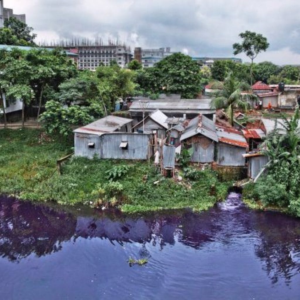 Pollution des eaux par les usines textiles à Savar au Bangladesh - mode éthique