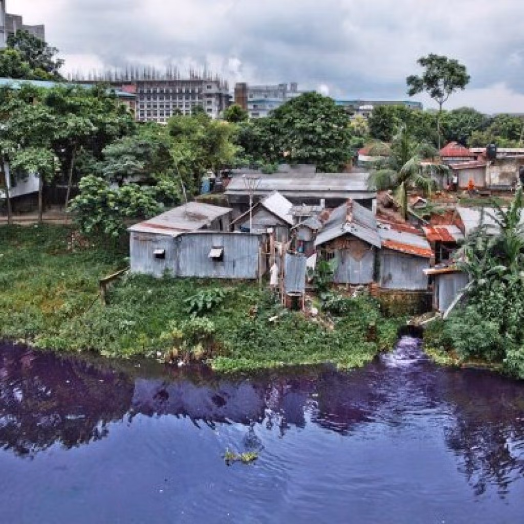 Pollution des eaux par les usines textiles à Savar au Bangladesh - mode éthique