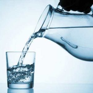 L'eau pour hydrater notre corps - en plus de la protection solaire