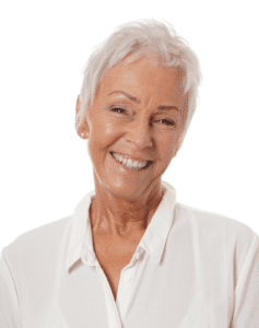 Femme aux cheveux blancs, maquillage léger, chemisier blanc.