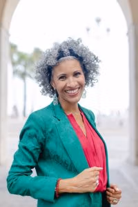 Présentation de Pascale Loko, coach en image holistique et communication non verbale